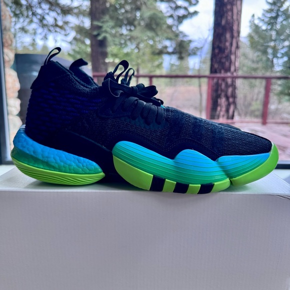 Adidas Trae Young Basketball Shoes Mens size NWT